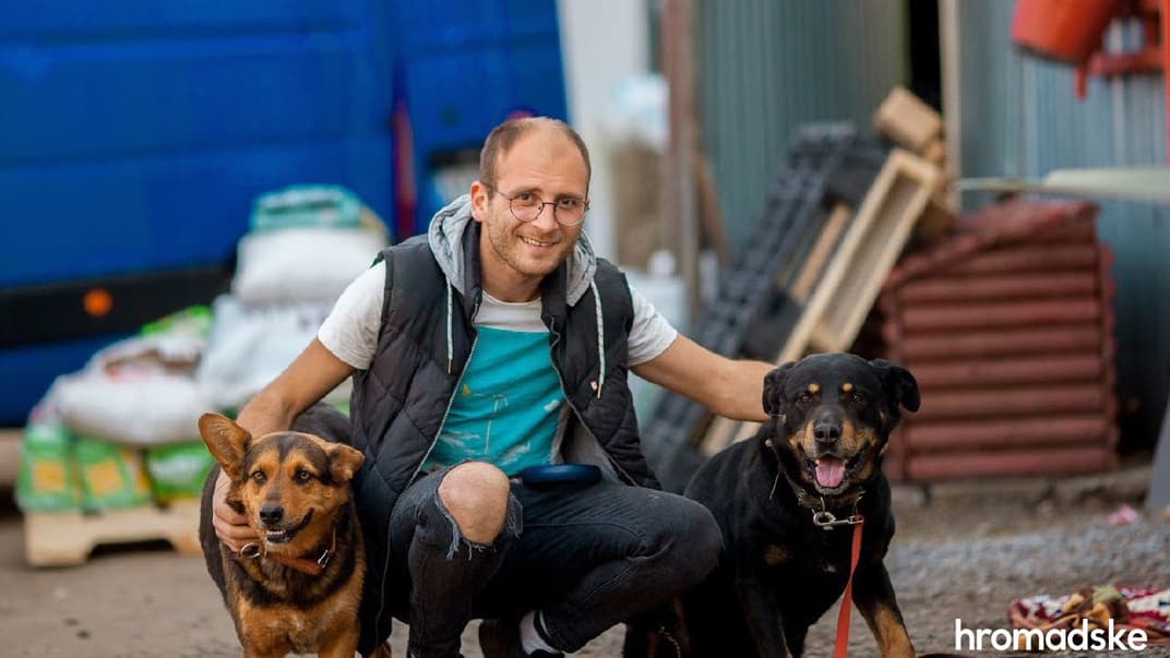 Директор «Дома спасенных животных» Орест Залипский с собаками