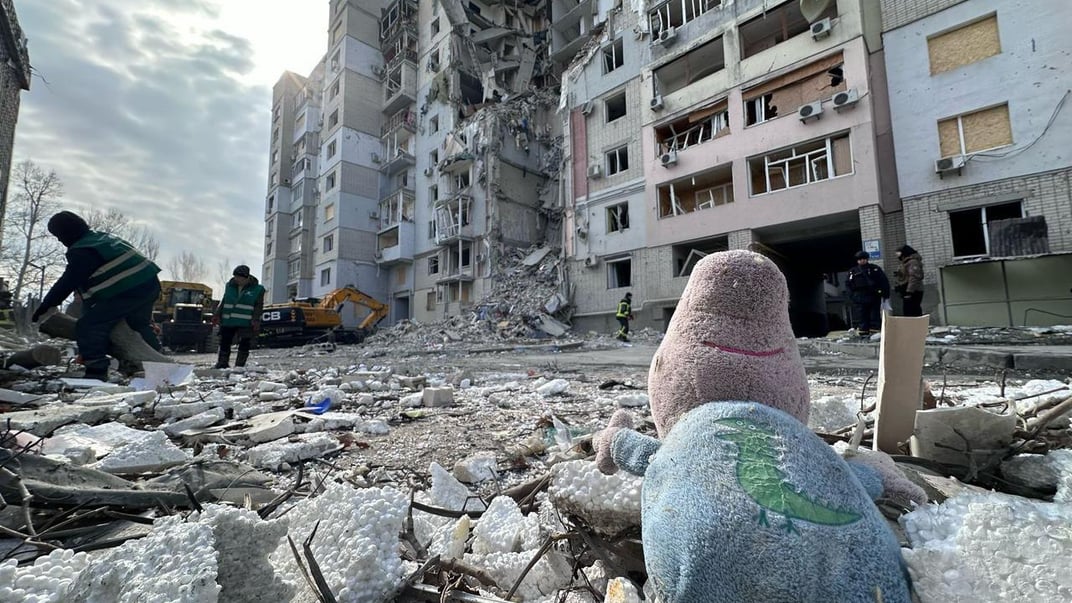 Зруйнована внаслідок авіаудару багатоповерхівка