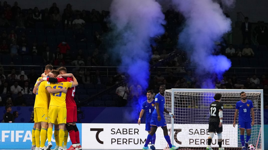 Сборная Украины по футзалу рядом с французскими атлетами