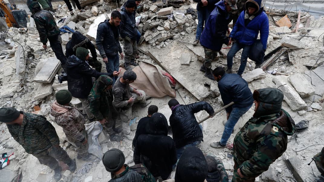 Силовики разбирают обломки разрушенных построек в сирийском Алеппо, 6 февраля 2023 года