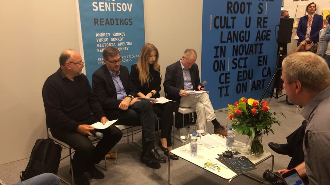 Українські письменники та перекладачі читають оповідання Сенцова на 70-му Франкфуртському книжковому ярмарку в Німеччині