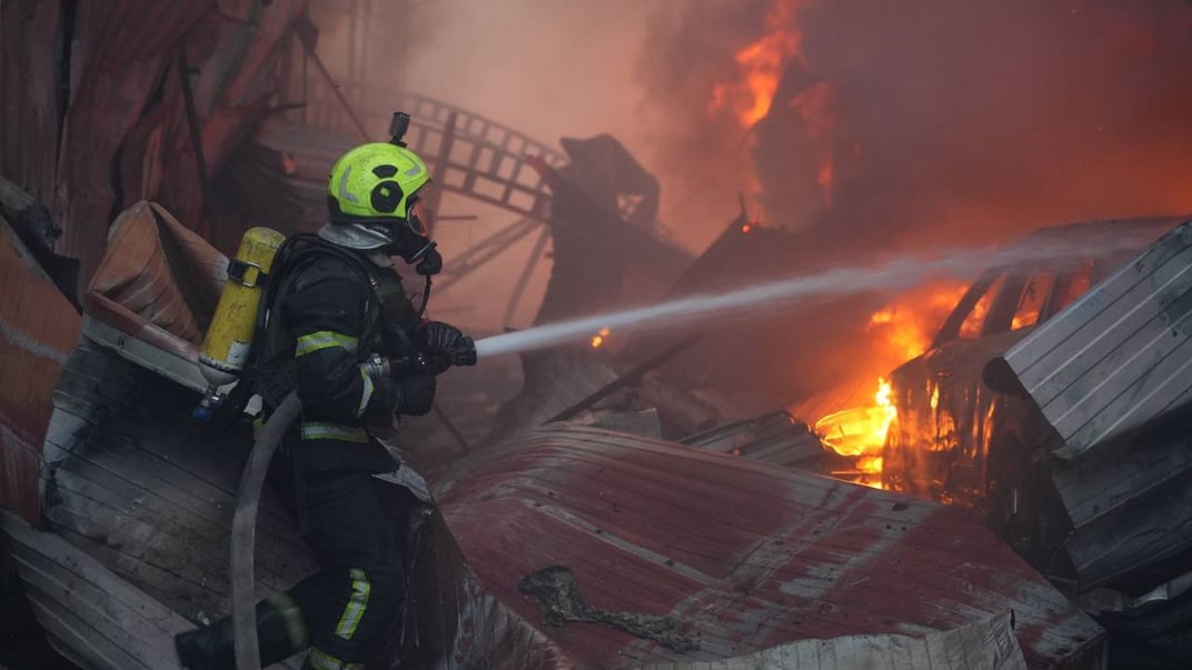 Рятувальник працює на місці атаки у Києві