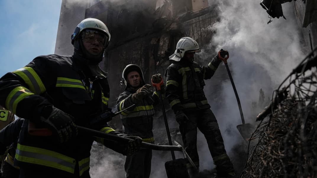 Рятувальники працюють на місці російсько удару по Умані Черкаської області, 28 квітня 2023 року