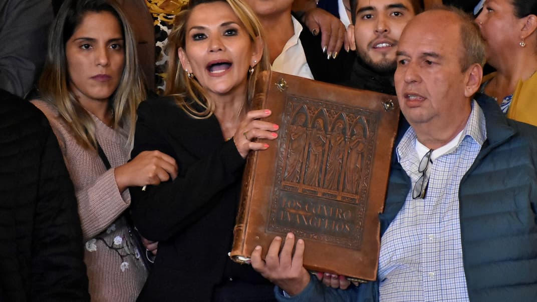 В Боливии сенатор оппозиции провозгласила себя исполняющей обязанности президента