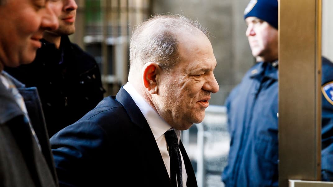 Колишній голівудський продюсер Гарві Вайнштайн прибуває разом зі своїми адвокатами на перший день слухань у справі про сексуальні домагання до Верховного суду Нью-Йорка, США, 22 січня 2020 року