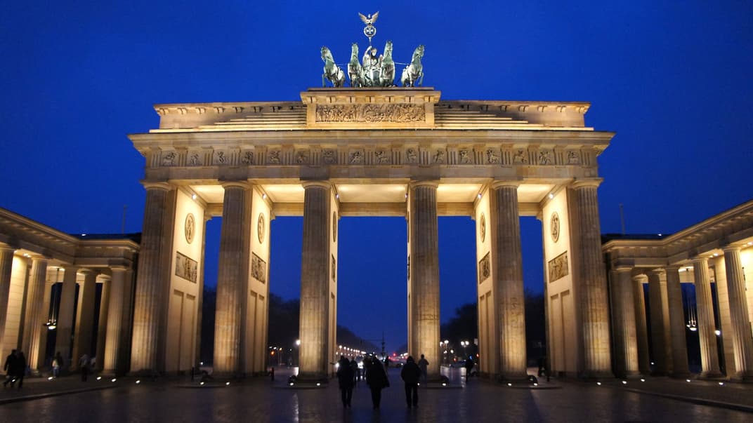 Люди гуляють біля Бранденбурзьких воріт у Берліні. Ілюстративне фото