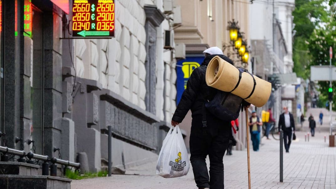 Аналітики кажуть, що нестійке зміцнення гривні навряд чи забезпечить стабільну економічну ситуацію в Україні, коли валюти решти країн, що розвиваються, обвалюються. На фото — чоловік проходить повз табло з актуальним курсом валют у центрі Києва, 15 травня 2020 року