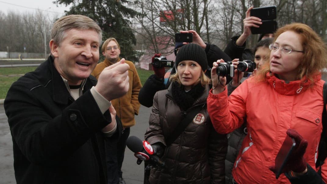 Бізнесмен Рінат Ахметов (ліворуч) спілкується з проукраїнськими активістами та пресою, які прийшли до його резиденції з «кривавою ялинкою» у Донецьку, 31 грудня 2013 року