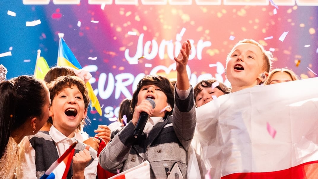 Переможець «Дитячого Євробачення 2024» Андрій Путкарадзе (у центрі) в оточенні інших учасників конкурсу