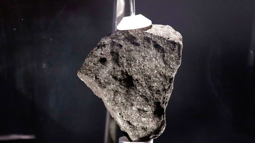 Образец лунного грунта, демонстрируемый на выставке Destination Moon: The Apollo 11 Mission в Музее полетов в Сиэттле, США, 11 апреля 2019 года