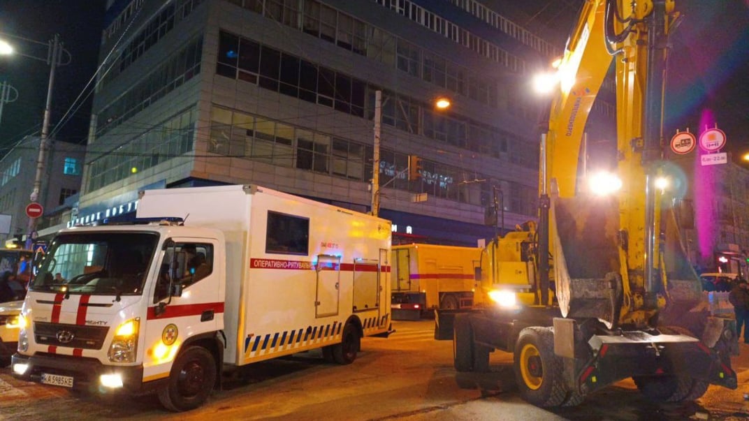 Аварійно-рятувальні служби на місці прориву тепломережі в Шевченківському районі Києва 9 січня 2024 року