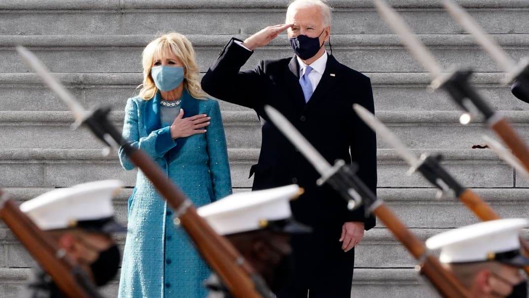 Президент Джо Байден та його дружина Джил Байден спостерігають за проходженням військових наприкінці церемонії інавгурації у Вашингтоні, 20 січня 2021 року
