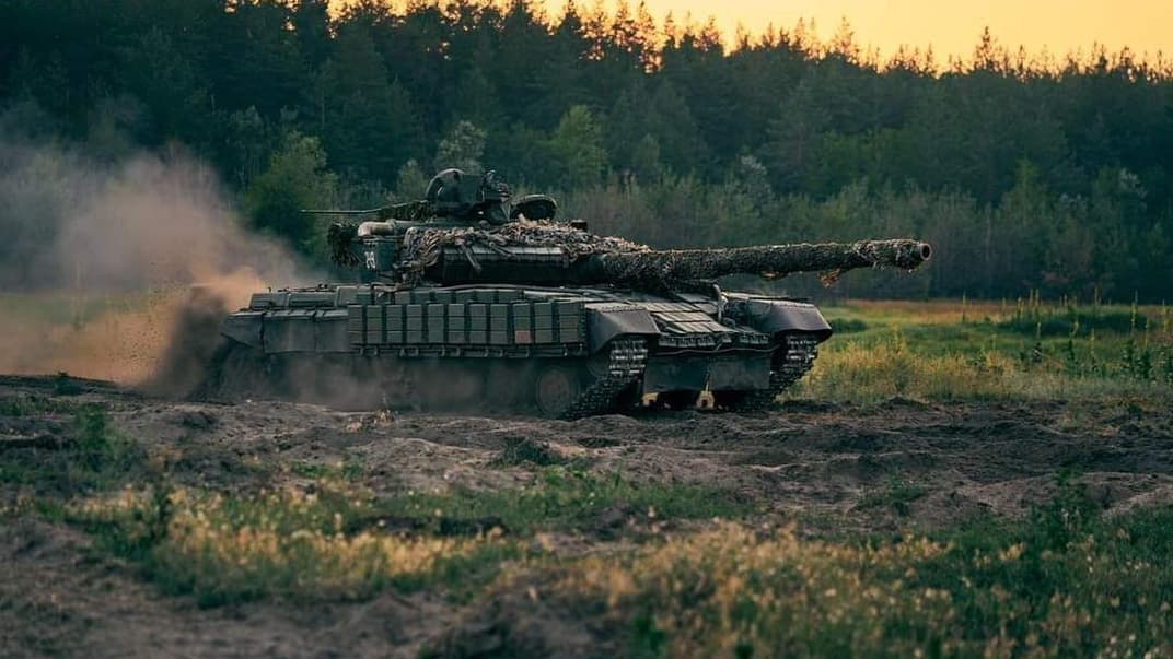 Военная техника на поле боя. Иллюстративное фото