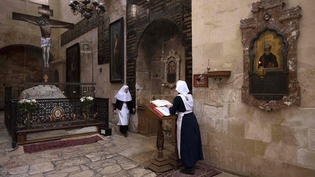 Черниці у церкві святого Олександра Невського в старій частині Єрусалиму 20 квітня 2022 року