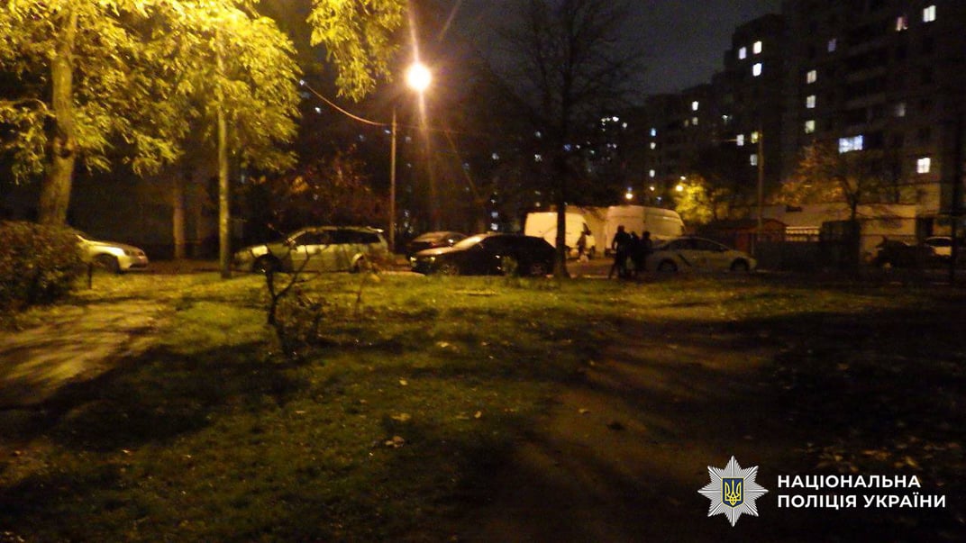 У Дарницькому районі чоловік з ножем напав на перехожого