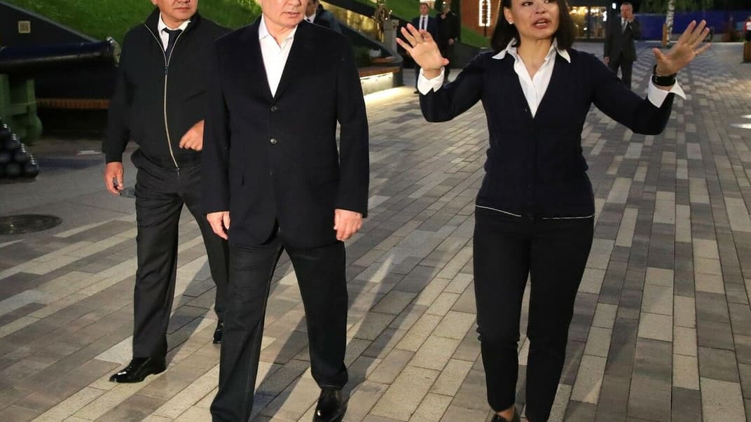 Ксенія Шойгу (праворуч) із міністром оборони росії сергієм шойгу та президентом рф володимиром путіним (у центрі) під час екскурсії по музею та парку історії в Кронштадті, росія, 30 липня 2022 року