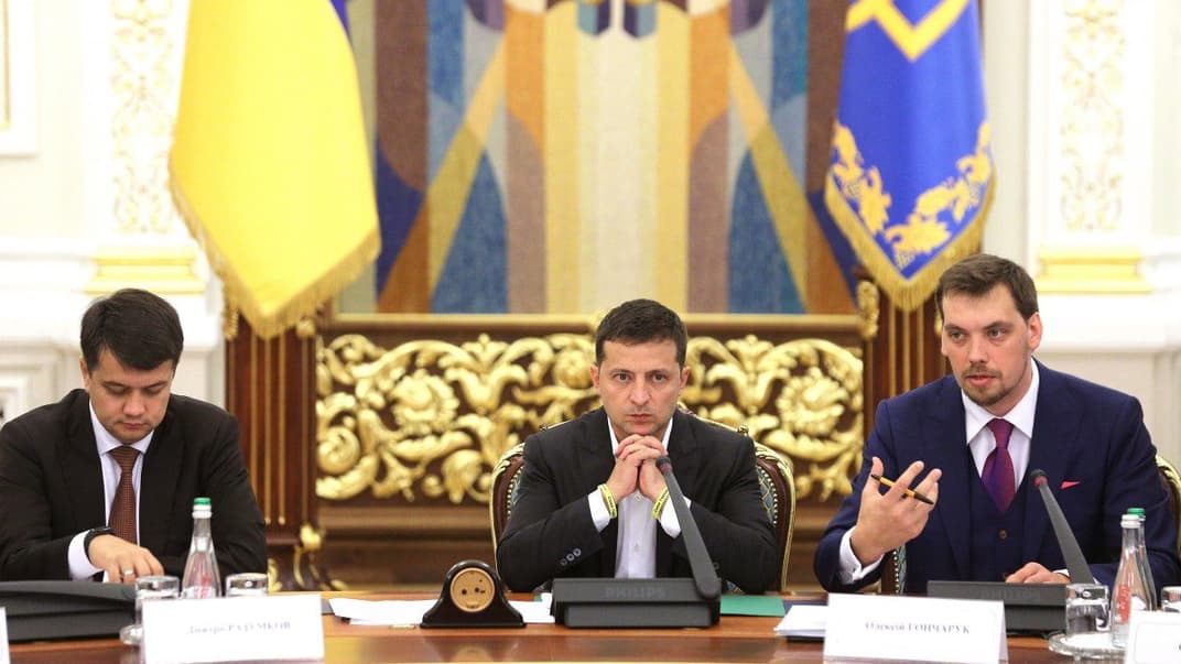 Слева направо: спикер Верховной Рады Дмитрий Разумков, президент Украины Владимир Зеленский и премьер Алексей Гончарук во время встречи в Киеве, 2 сентября 2019 года