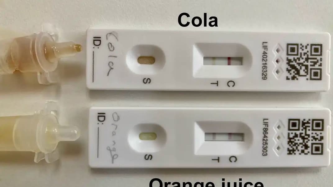 Хибнопозитивні експрес-тести на коронавірус. Такий результат вони показали після застосування на них кока-коли й апельсинового соку