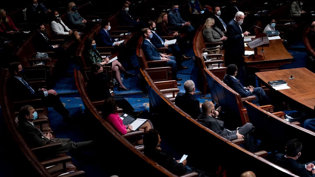 Палата представителей США обсуждает утверждения результатов голосования на выборах президента США после вторжения нескольких тысяч людей к Капитолию. Вашингтон, 6 января 2021 года