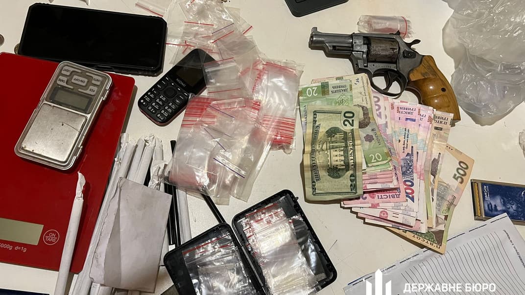 У Дніпрі викрили наркосиндикат, який під «дахом» поліціянтів щомісячно заробляв 1,5 млн гривень — ДБР