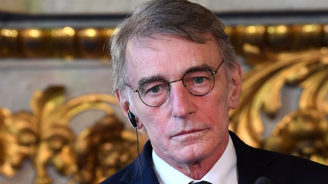 Президент Европейского парламента Давид Сассоли принимает участие в пресс-конференции после встречи с премьер-министром Франции Жаном Кастексом, Париж, 9 декабря 2021 года