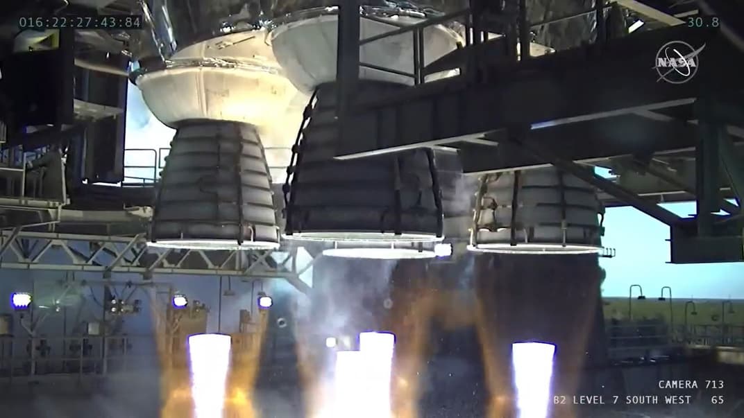 Четыре двигателя RS-25 во время испытания 16 января 2021 года