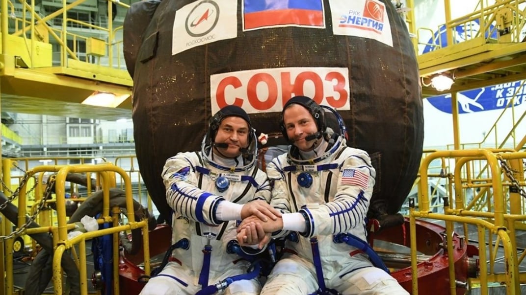 Російський космонавт (ліворуч) та астронавт NASA (праворуч)