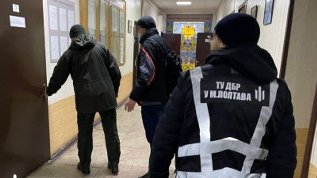 Правоохоронці прийшли з обшуками до військової частини