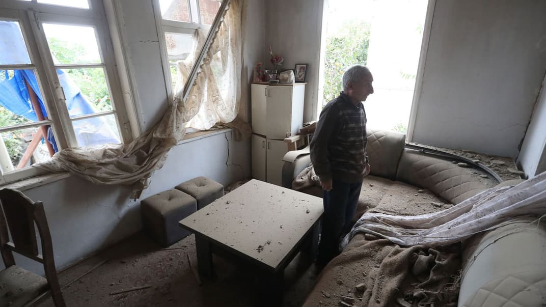 Армянин в своем доме в городе Мартуни в самопровозглашенной Нагорно-Карабахской Республике, 28 сентября 2020 года, после недавнего обстрела силами Азербайджана