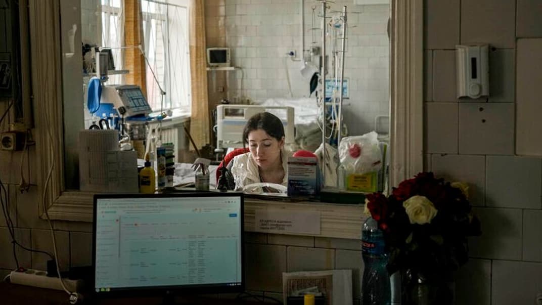 Врач в отделении интенсивной терапии больницы в Броварах, 13 марта 2022 года