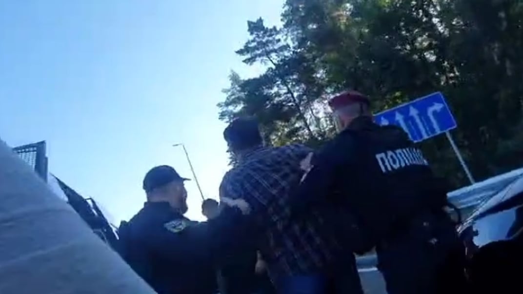 У Мархалівці, де відкрили військове кладовище, організували протест. Місцеві жителі заявили про затримання