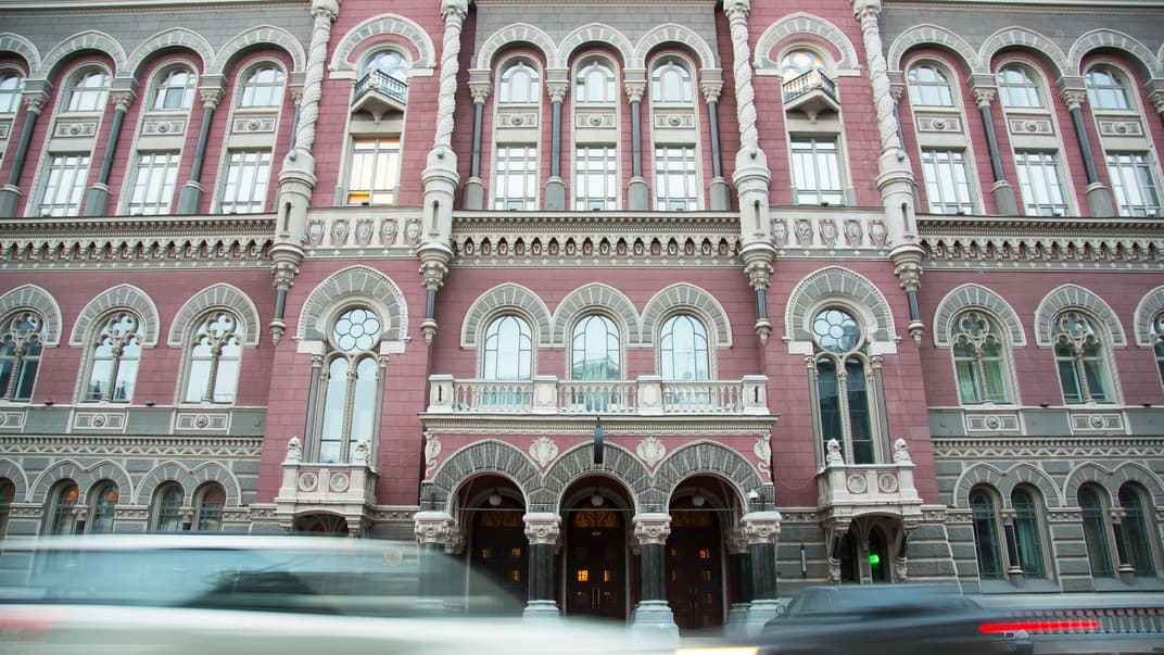 Нацбанк будет отвечать за выдачу небанковским финансовым учреждениям лицензий и за их аннулирование, проводить проверки, реагировать на нарушения финансовыми компаниями обязательных нормативов по платежеспособности