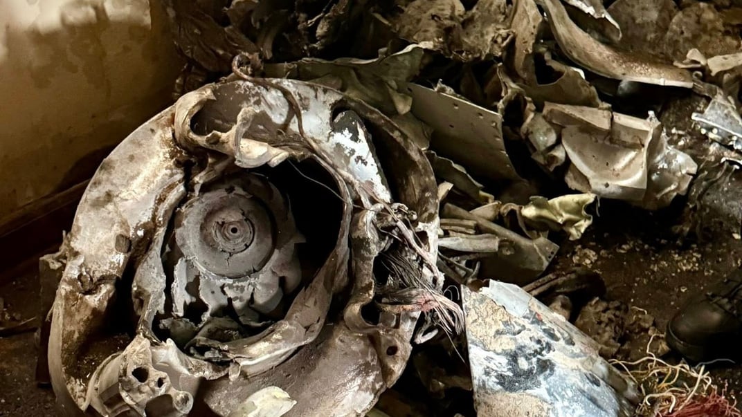 Рештки ракети в урядовій будівлі