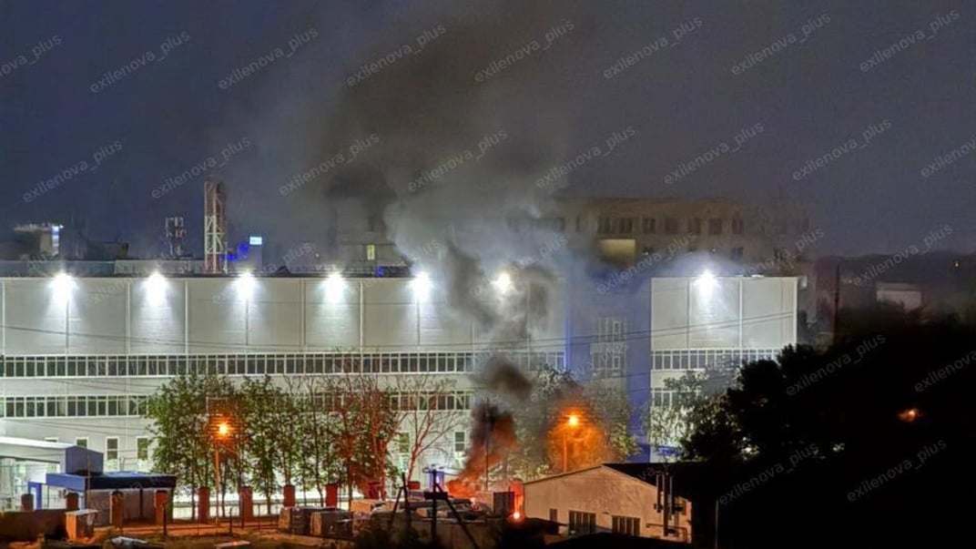 Дим над заводом «Монокристал» у Ставрополі