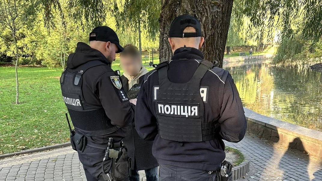 Поліція затримує власника собаки, який напав на лебедя в парку