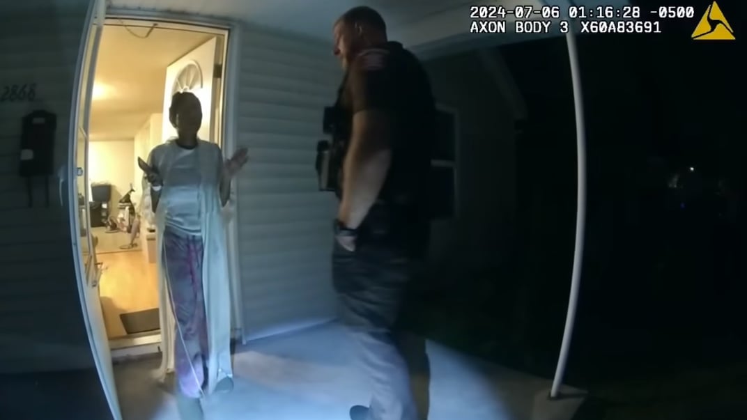 Сони Месси разговаривает с правоохранителями, прежде чем полицейский застрелит ее в собственном доме, 6 июля 2024 года