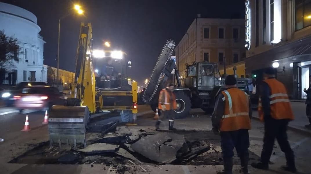 У Києві на вулиці Володимирській, 52 пошкодився трубопровід, через що на дорозі провалився асфальт, 5 березня, 2020 рік