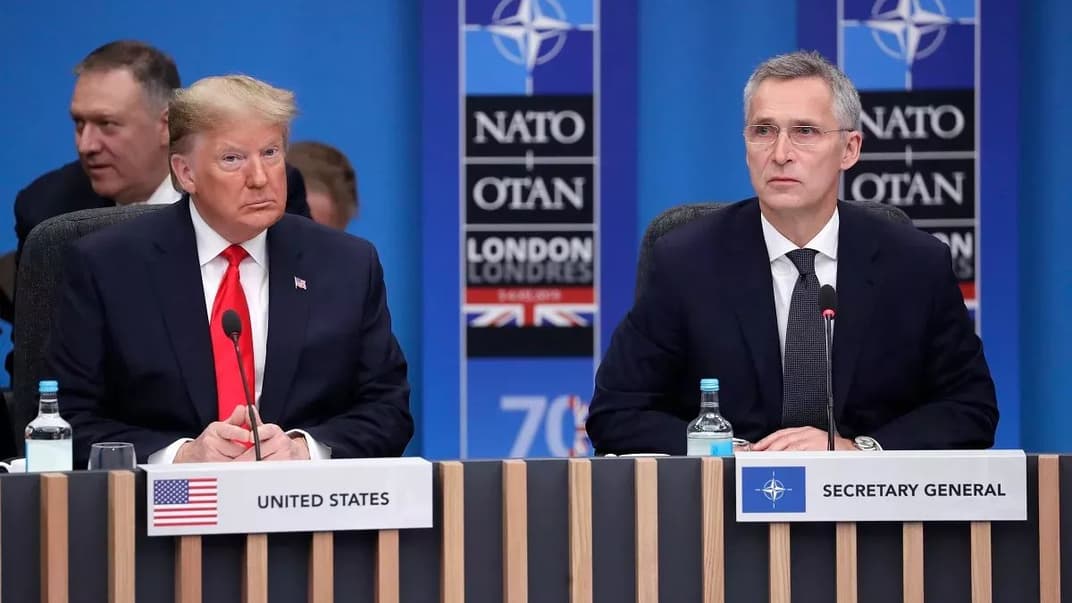 Тодішній президент США Дональд Трамп і генеральний секретар НАТО Єнс Столтенберг під час зустрічі лідерів країн-членів Альянсу в грудні 2019 року
