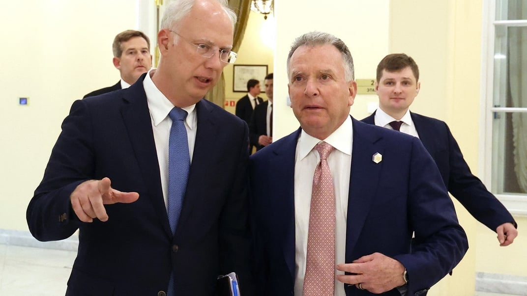 Перемовник від росії Кирило Дмитрієв розмовляє зі спецпосланцем президента США Стівом Віткоффом у Санкт-Петербурзі, 11 квітня 2025 року