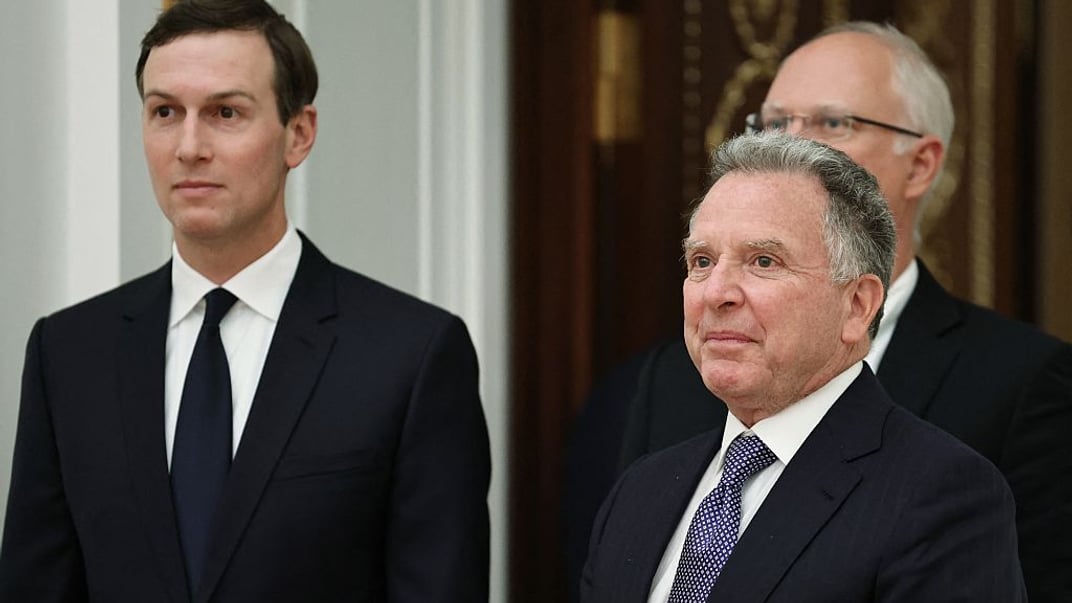 Спеціальний посланець президента США Стів Віткофф та зять Дональда Трампа Джаред Кушнер перед зустріччю з володимиром путіним у кремлі, Москва, 2 грудня 2025 року