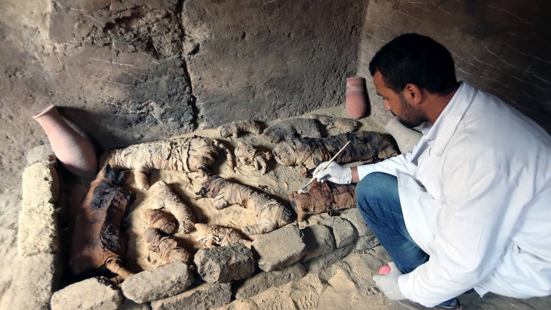 Археолог працює в могилі Хуфу-Імхата, в районі Саккара, Гіза, Єгипет, 10 листопада 2018 року