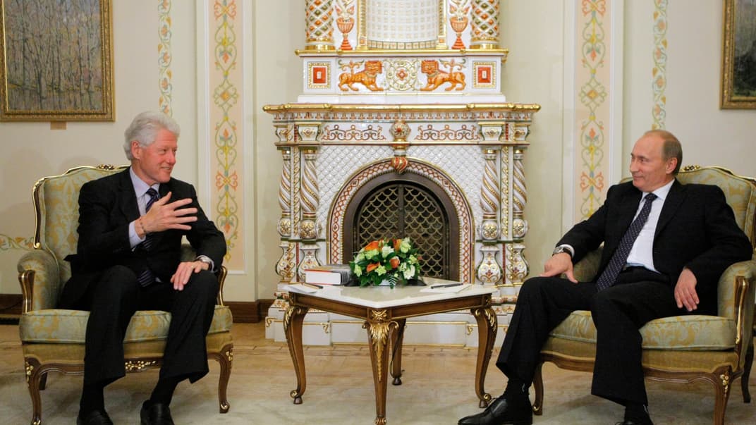 Ілюстративне фото. Експрезидент США Білл Клінтон та тодішній прем'єр-міністр росії володимир путін на зустрічі під Москвою, 29 червня 2010 року