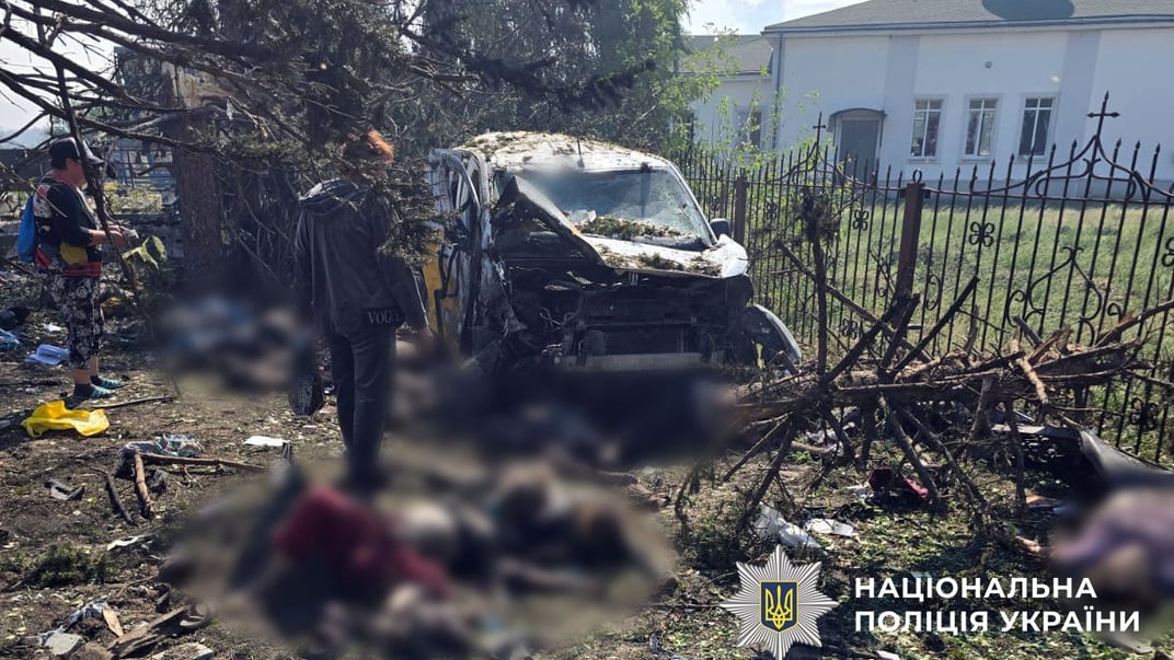 Тіла людей біля авто «Укрпошти» після російського удару по селищу Ярова