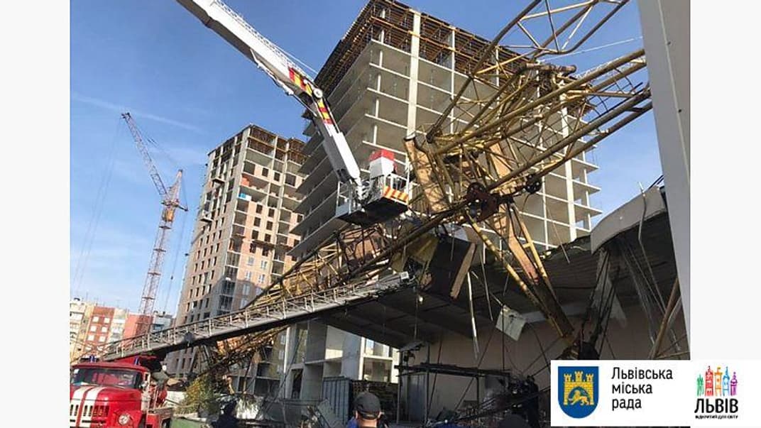 Во Львове строительный кран упал на помещение ТЦ
