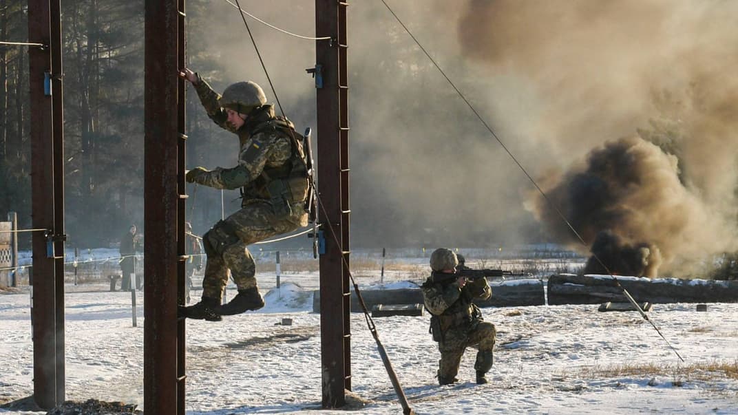 Українські військові у навчальному центрі «Десна» військової частини Збройних сил України недалеко від Чернігова, 28 листопада 2018 року. Президент Петро Порошенко підписав закон про введення в Україні воєнного стану. Після опублікування тексту документа в урядових виданнях, воєнний стан офіційно запрацював у 10 областях, він діятиме до 26 грудня 2018 року