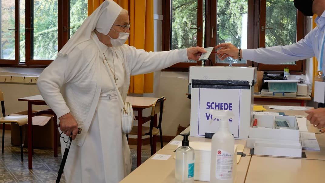 Монахиня голосует на референдуме о легализации абортов, Сан-Марино, 26 сентября 2021 года