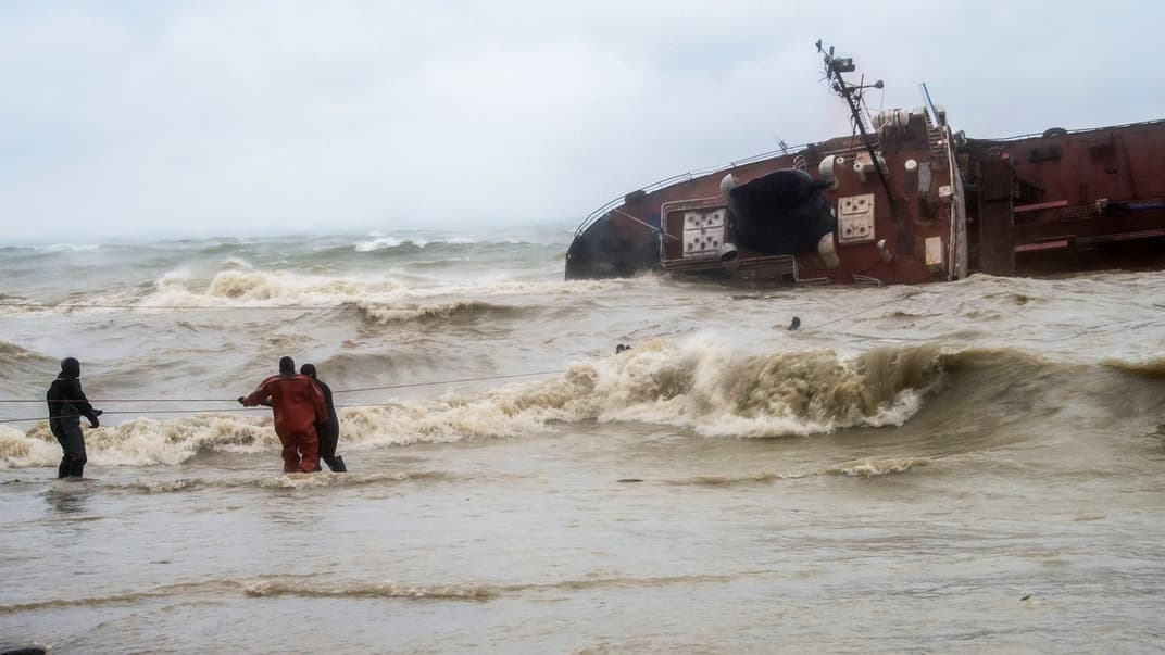 В ніч на 22 листопада 2019 року судно «Делфі» через сильний вітер зірвало з якоря та знесло в напрямку одеського пляжу «Дельфін»