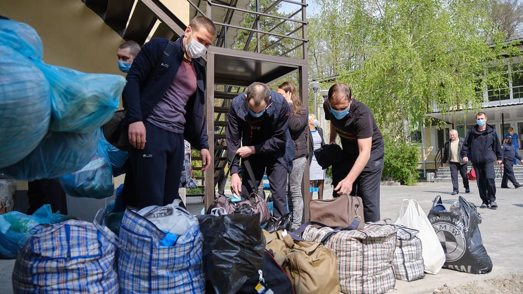 Українські полонені покидають обсервацію, 1 травня 2020 рік