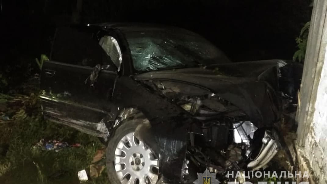 У Чернігівської області легковий автомобіль в'їхав у приватний будинок