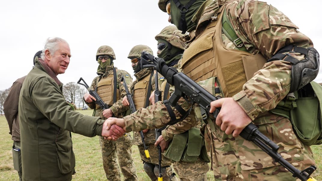 Король Великобритании Чарльз III встречается с украинскими военными, Уилтшир, Англия, 20 февраля 2023 года